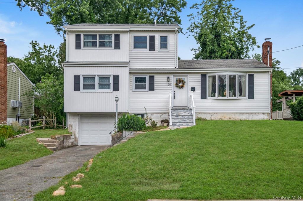 120 Glenwood Road, Glenwood Landing, NY 11547