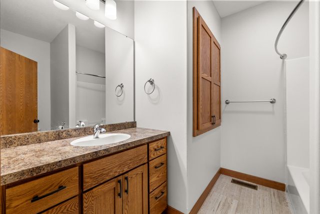 3425 NE 8th ST, Minot, ND 58703