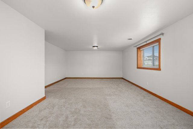 3425 NE 8th ST, Minot, ND 58703