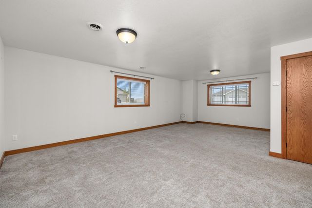 3425 NE 8th ST, Minot, ND 58703