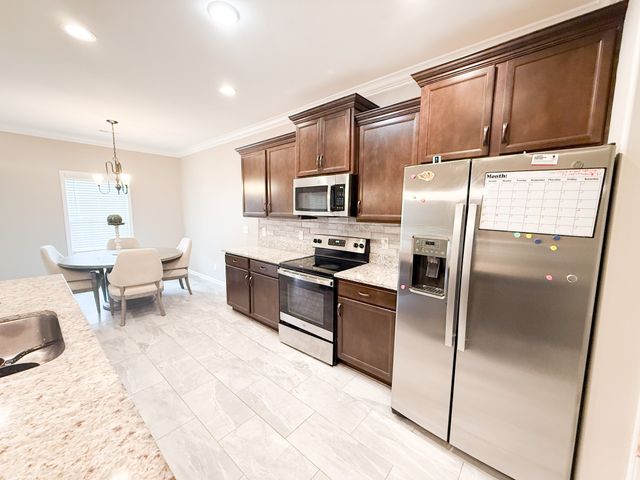 1727 Oak Forest Dr, Clarksville, TN 37043