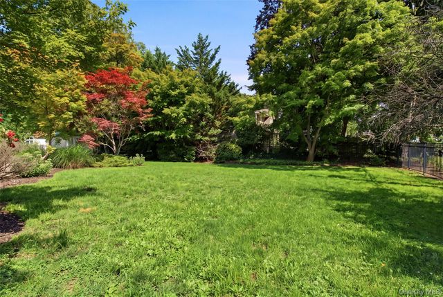 11 Grace Lane, Huntington, NY 11743