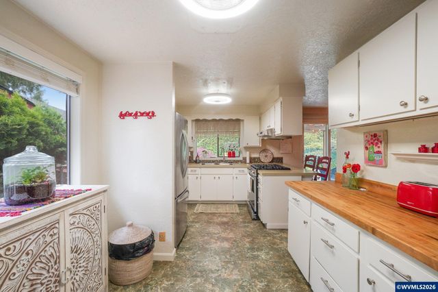 4682 Happy Dr NE, Salem, OR 97305