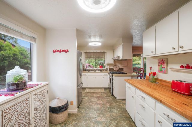 4682 Happy Dr NE, Salem, OR 97305