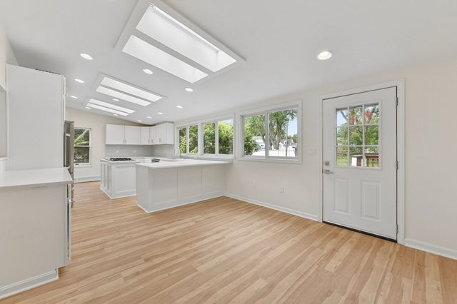 1 Frances Rd, Burlington, MA 01803