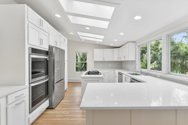 1 Frances Rd, Burlington, MA 01803