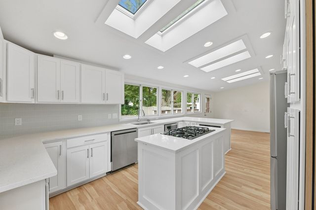 1 Frances Rd, Burlington, MA 01803