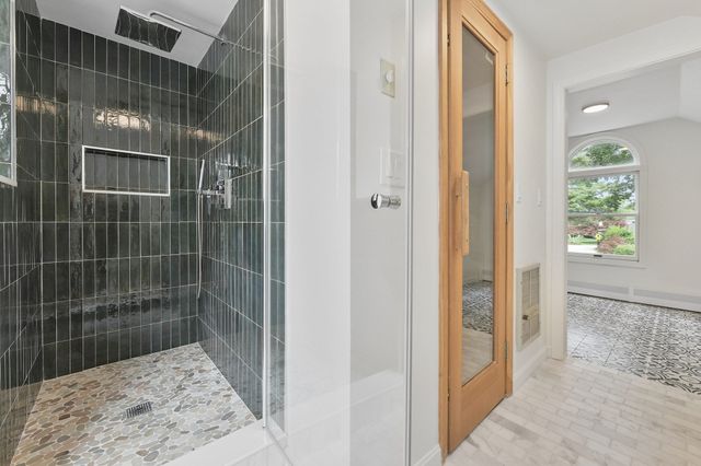 1 Frances Rd, Burlington, MA 01803