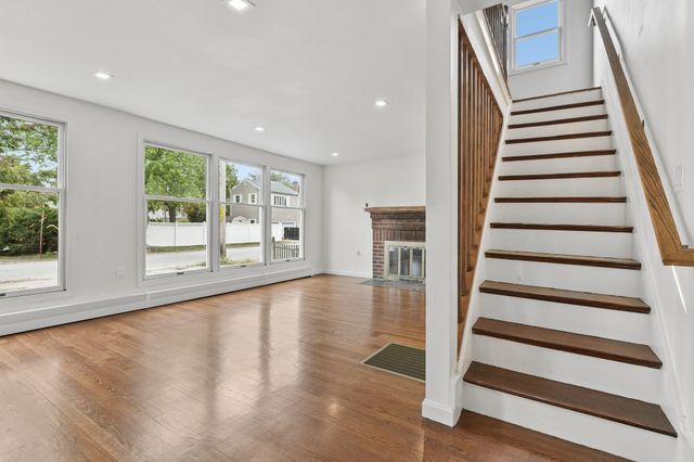1 Frances Rd, Burlington, MA 01803