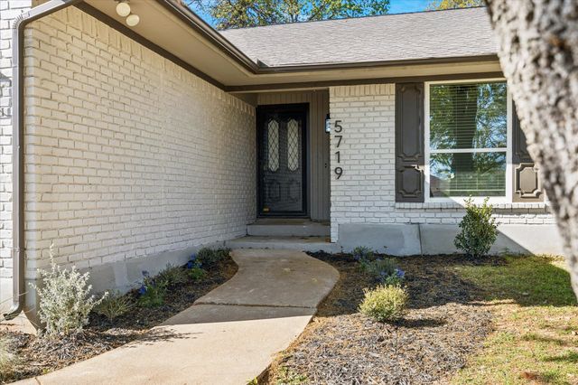 5719 Valley Ridge Court, Arlington, TX 76017