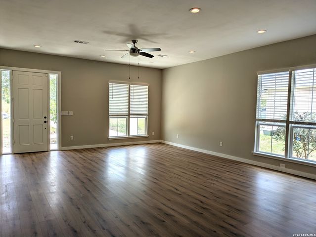 910 COUNTRY CLUB DR, Seguin, TX 78155
