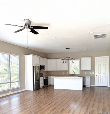 910 COUNTRY CLUB DR, Seguin, TX 78155