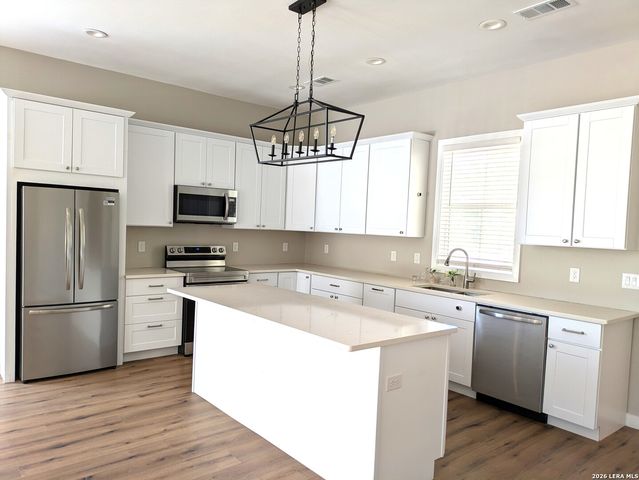 910 COUNTRY CLUB DR, Seguin, TX 78155
