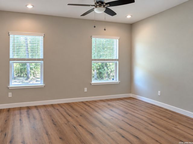 910 COUNTRY CLUB DR, Seguin, TX 78155