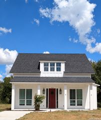 910 COUNTRY CLUB DR, Seguin, TX 78155