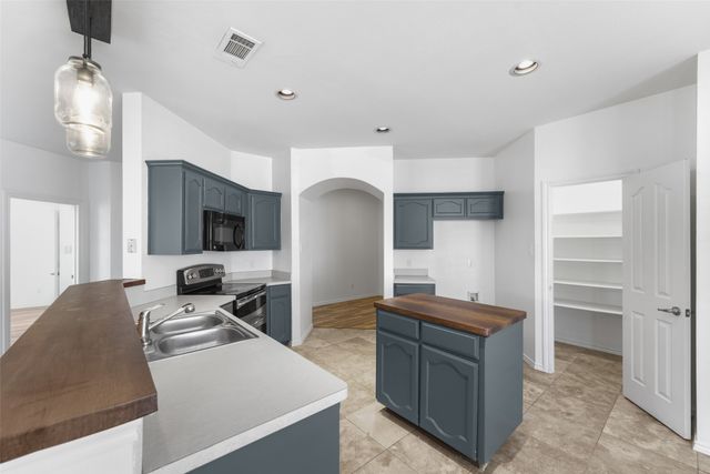 556 Caravan Drive, Fort Worth, TX 76131