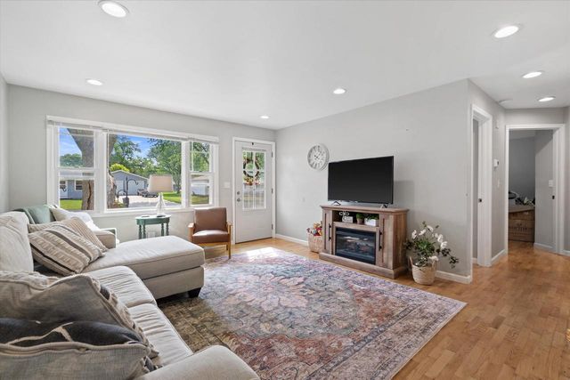1008 MEADOWVIEW DRIVE, Menasha, WI 54952