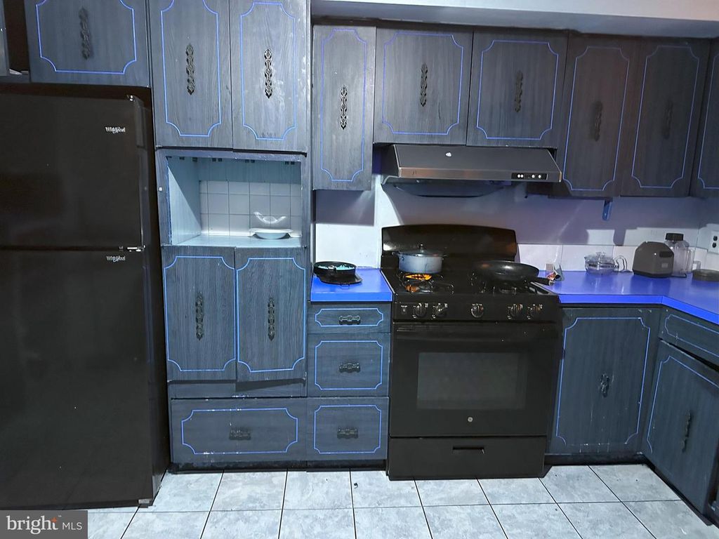 2215 S 9TH ST, Philadelphia, PA 19148