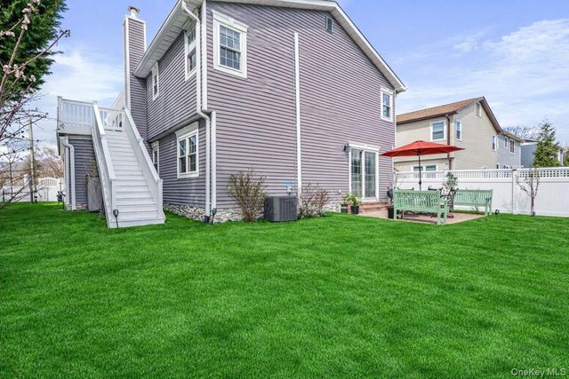 26 Violet Road, Bayville, NY 11709
