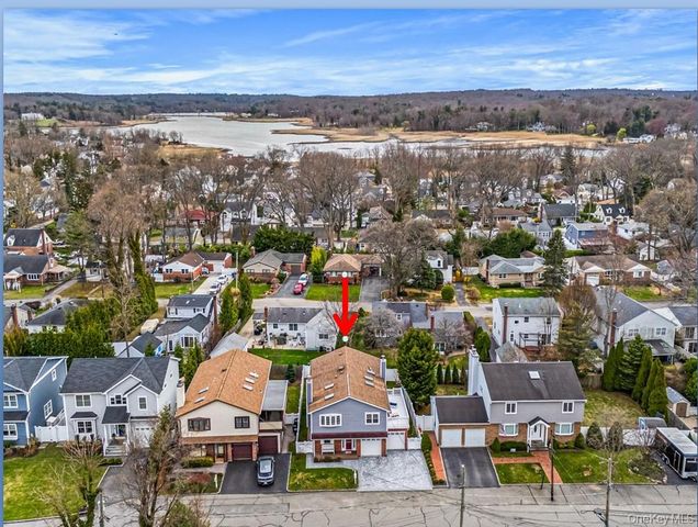 26 Violet Road, Bayville, NY 11709