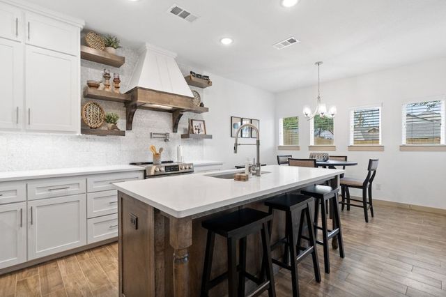 698 N Center Street, Arlington, TX 76011