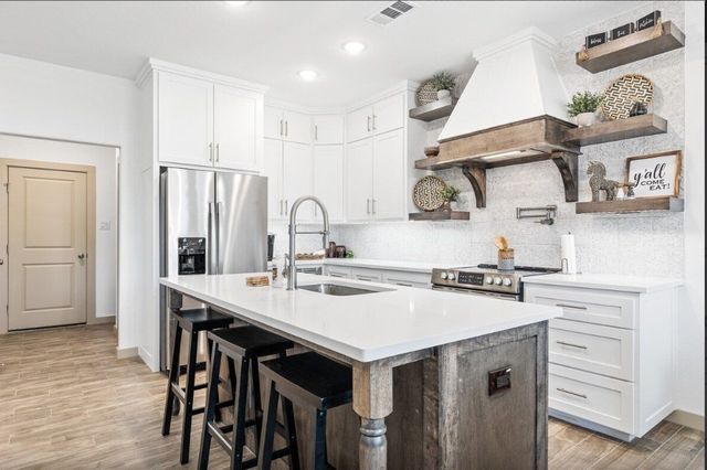 698 N Center Street, Arlington, TX 76011