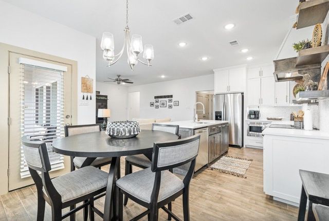 698 N Center Street, Arlington, TX 76011