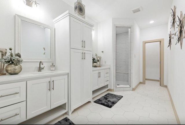 698 N Center Street, Arlington, TX 76011