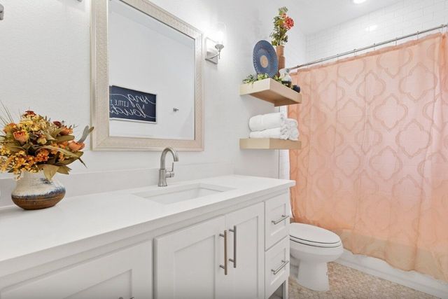 698 N Center Street, Arlington, TX 76011