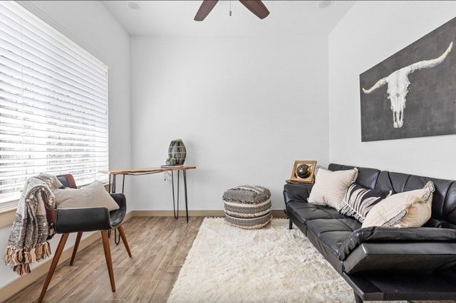 698 N Center Street, Arlington, TX 76011