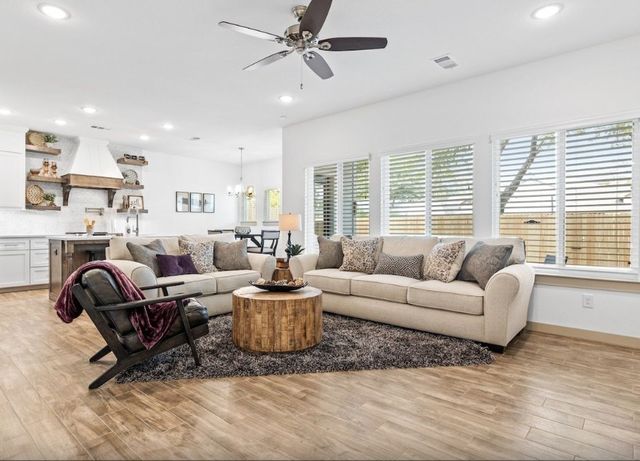 698 N Center Street, Arlington, TX 76011