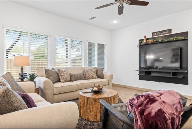 698 N Center Street, Arlington, TX 76011