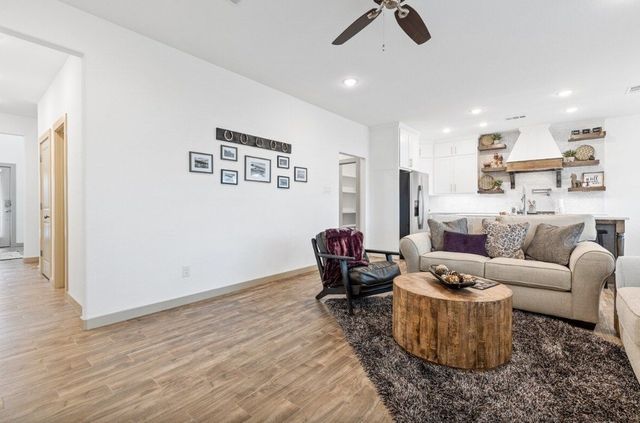 698 N Center Street, Arlington, TX 76011