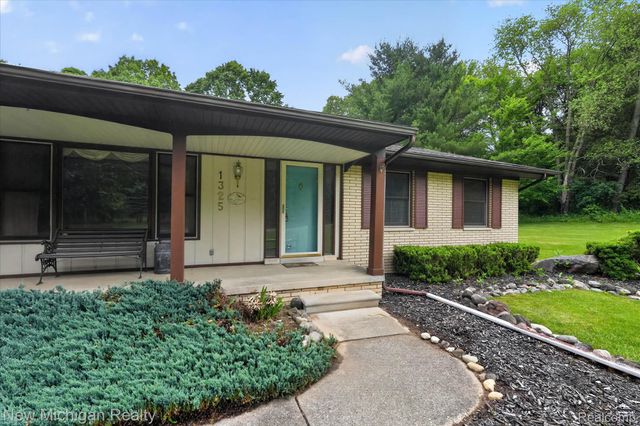 1325 Pine Grove Lane, Milford Charter Township, MI 48381