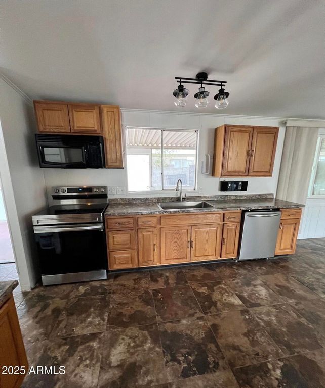 Image 3 of property listing at 8601 N 103RD Avenue 58, Peoria, AZ 85345