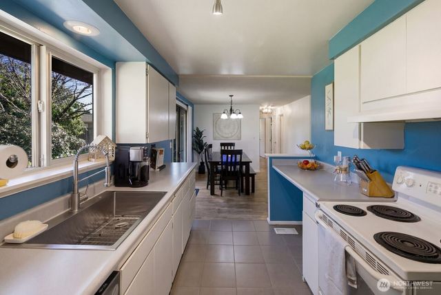 8554 NE 137th Pl, Kirkland, WA 98034