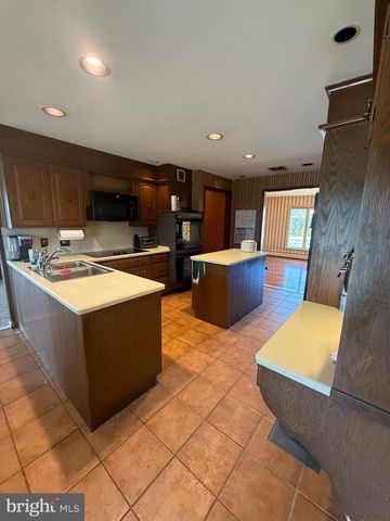 375 SCHOOLHOUSE RD, West Grove, PA 19390