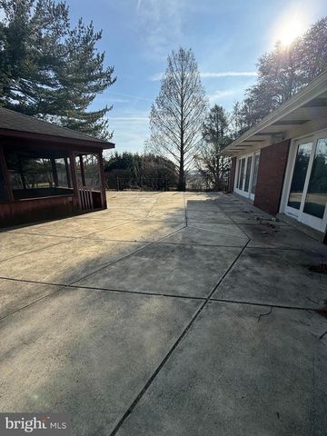 375 SCHOOLHOUSE RD, West Grove, PA 19390