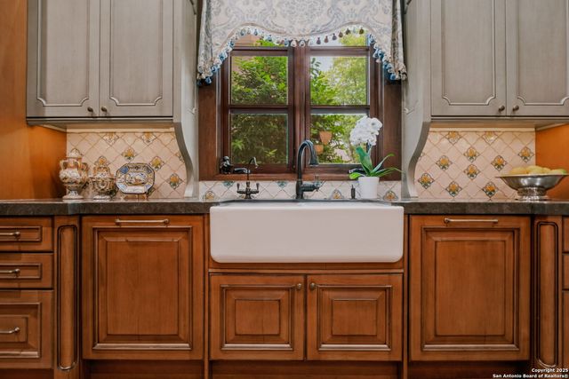 200 GENESEO RD, Terrell Hills, TX 78209