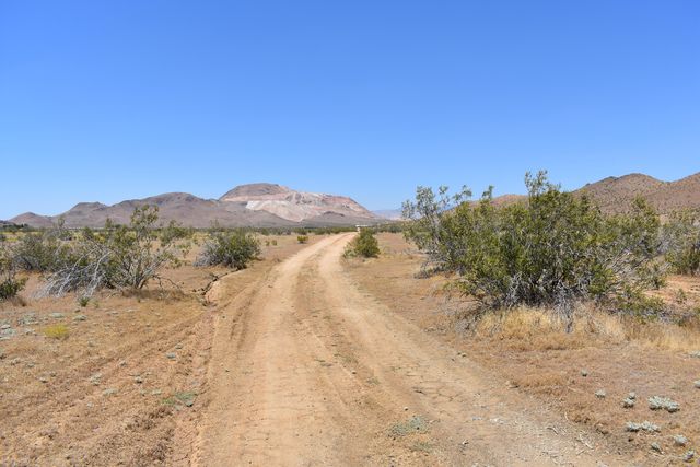 201 E Laguna Ave, Mojave, CA 93501