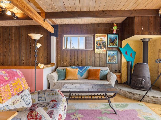 1582 SUNSET Ave, Oceanside, OR 97134