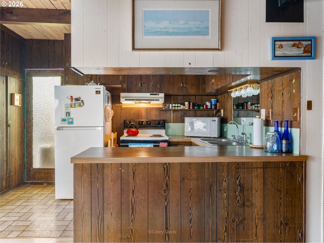 1582 SUNSET Ave, Oceanside, OR 97134