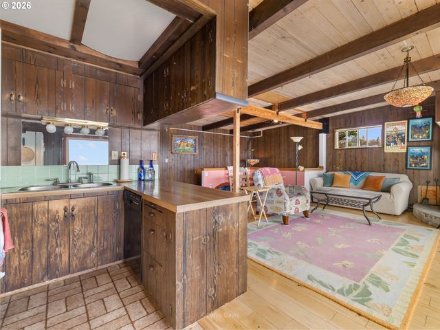 1582 SUNSET Ave, Oceanside, OR 97134