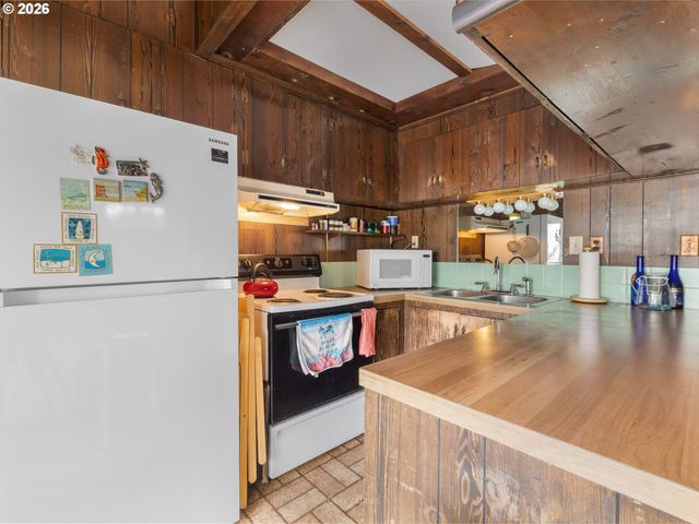 1582 SUNSET Ave, Oceanside, OR 97134