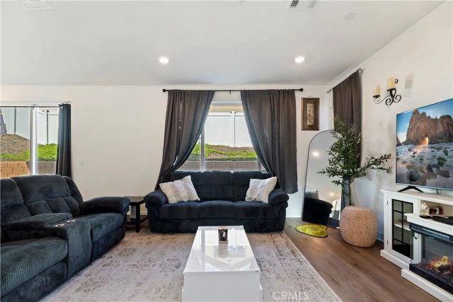 364 CASTAIC Way, Rialto, CA 92377