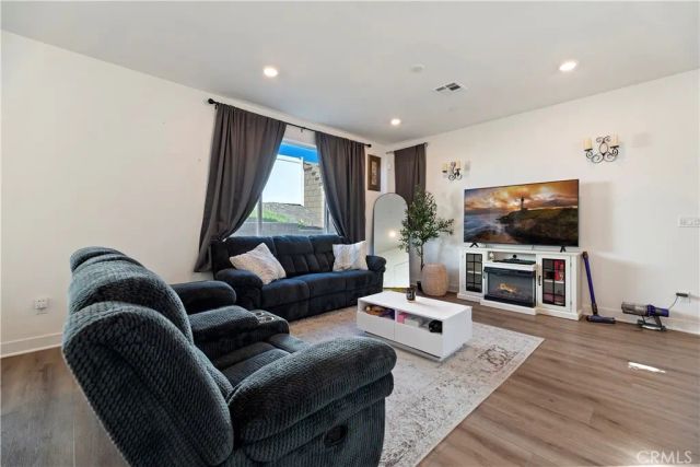364 CASTAIC Way, Rialto, CA 92377