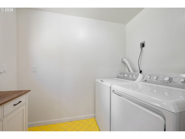 976 SANDY BEND Rd, Castle Rock, WA 98611