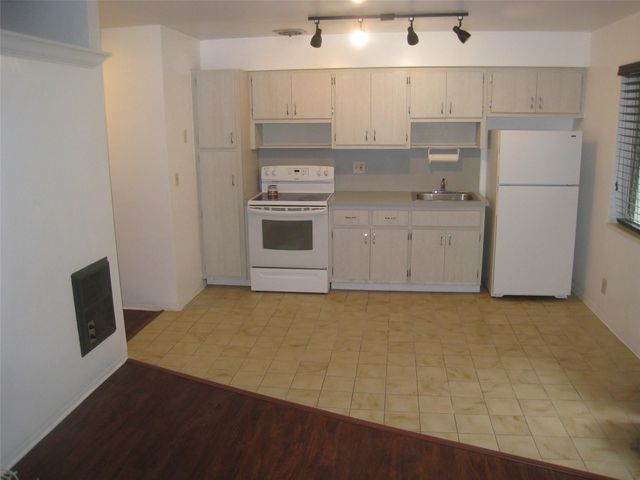 803 NE 8th St, Hallandale Beach, FL 33009