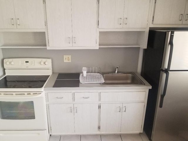 803 NE 8th St, Hallandale Beach, FL 33009