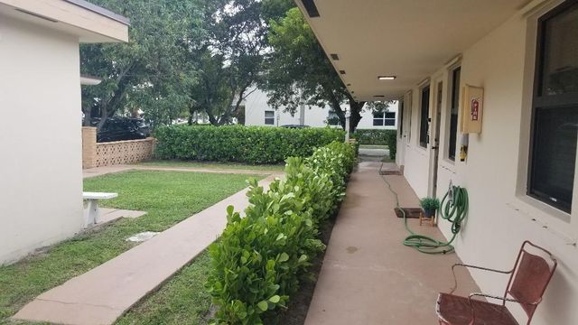 803 NE 8th St, Hallandale Beach, FL 33009